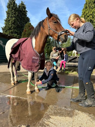 Emily beim Waschen von Lotta